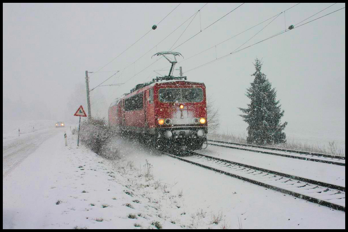 Am 8.2.2007 gab es nachmittags kurzzeitig einen heftigen Wintereinbruch. Dichtes Schneetreiben setzte ein. Bei diesem Wetter kam um 17.05 Uhr die 155042 mit einer unbekannten 101 im Schlepp in Richtung Rheine fahrend durch die Bauernschaft Velpe.