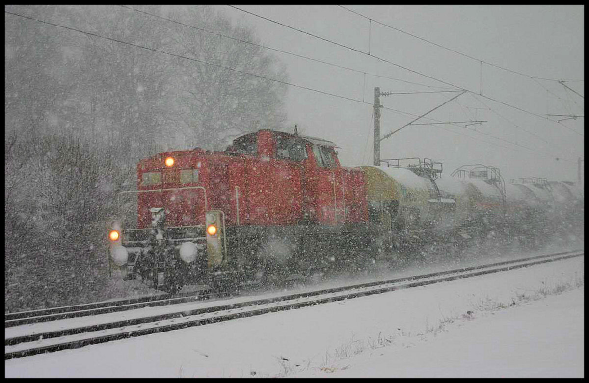 Am 8.2.2007 gab es nachmittags kurzzeitig einen heftigen Wintereinbruch. Dichtes Schneetreiben setzte ein. Bei diesem Wetter kam 295096 mit einem Tankwagen Zug in Richtung Rheine um 16.56 Uhr durch Westerkappeln Velpe.