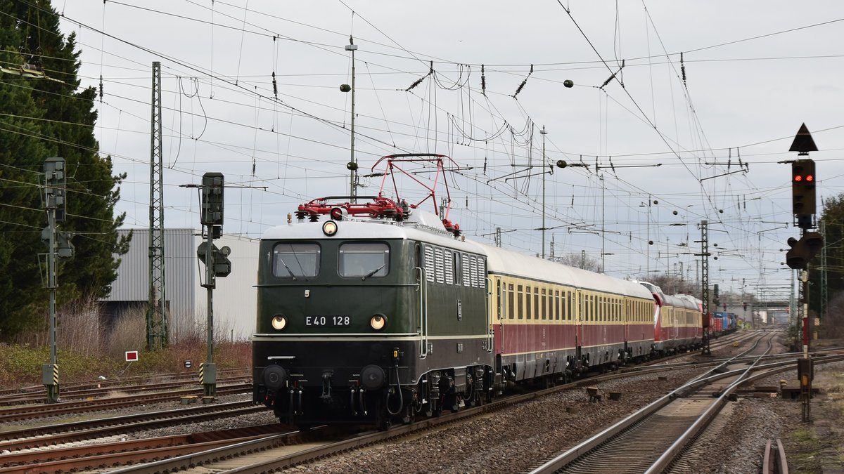 Am 8.2.2019 überführte E40 128 neben mehreren Reisezugwagen auch einen VT601 von Lichtenfels nach Koblenz-Lützel. Aufgenommen am 8.2.2019 13:58
