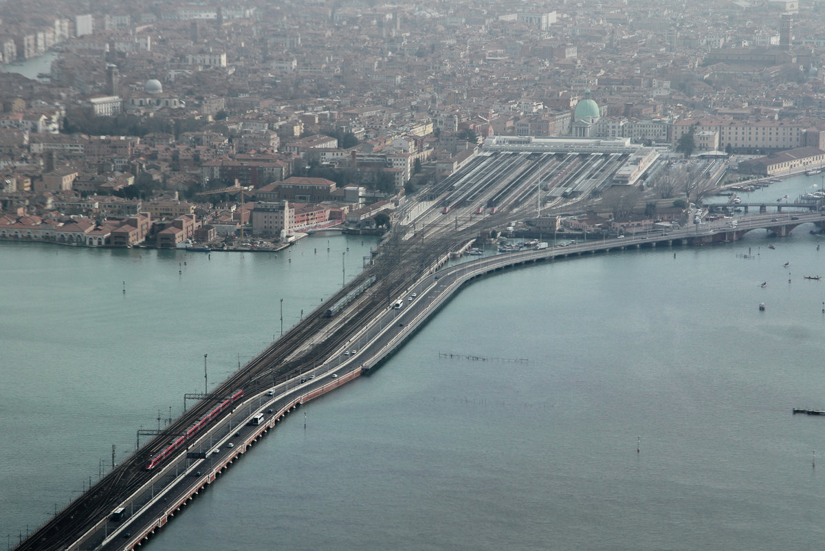 Am 8.3.2019 im Anflug auf den Flughafen Marco Polo Venedig. Zur rechten Seite sieht man immer gut die Stadt und den Bahnhof.