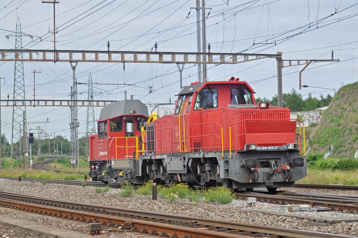 Am 840 017-7 zusammen mit dem Tm 234 115-4, durchfahren den Bahnhof Pratteln. Die Aufnahme stammt vom 21.08.2017.