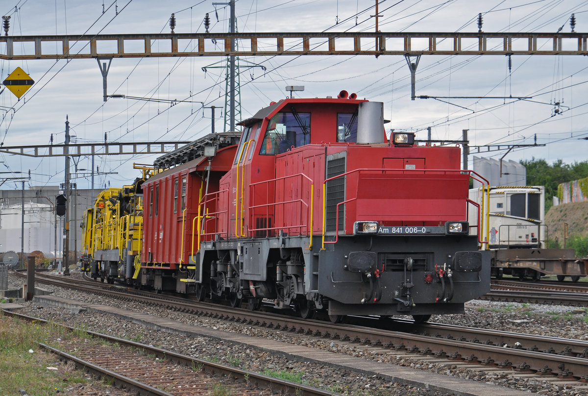 Am 841 006-0 an der Spitze eines Bauzuges durchfährt den Bahnhof Pratteln. Die Aufnahme stammt vom 16.09.2016.