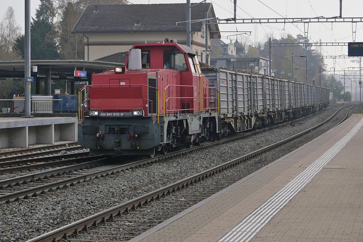 Am 841 013-6 zieht die erste Wagengruppe der mit Zuckerrüben befüllten Container nach Frauenfeld in die Zuckerfabrik. Bürglen (TG), 10.11.2021