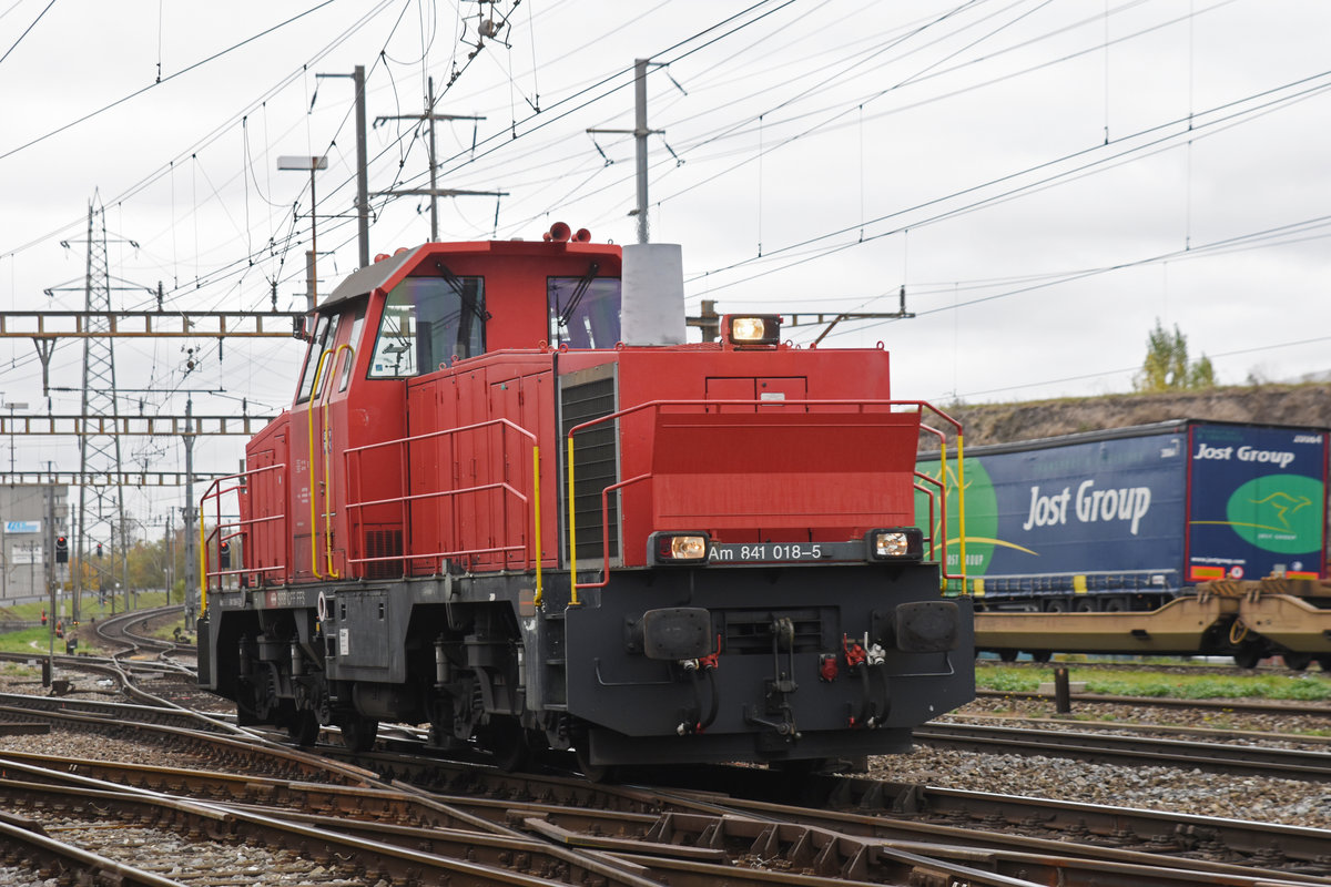 Am 841 018-5 durchfährt den Bahnhof Pratteln. Die Aufnahme stammt vom 29.10.2018.