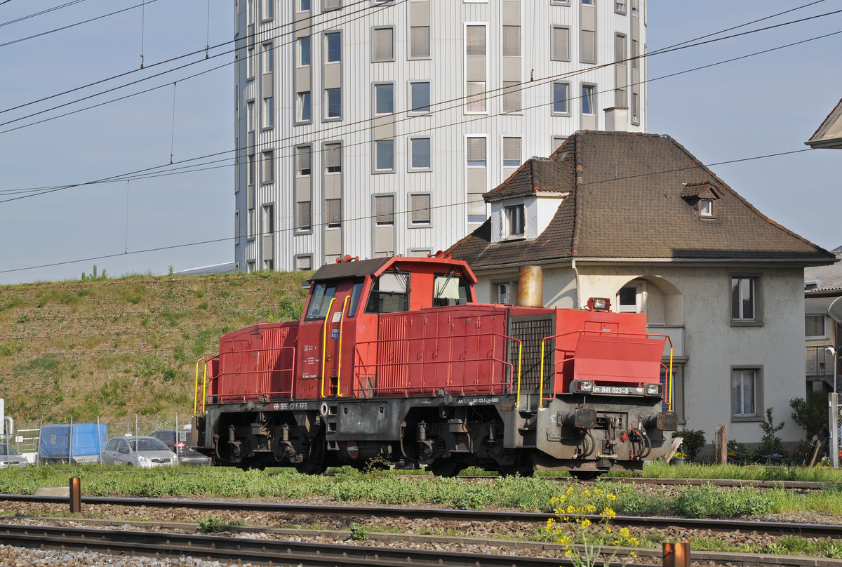 Am 841 023-5 durchfährt den Bahnhof Pratteln. Die Aufnahme stammt vom 12.04.2017.