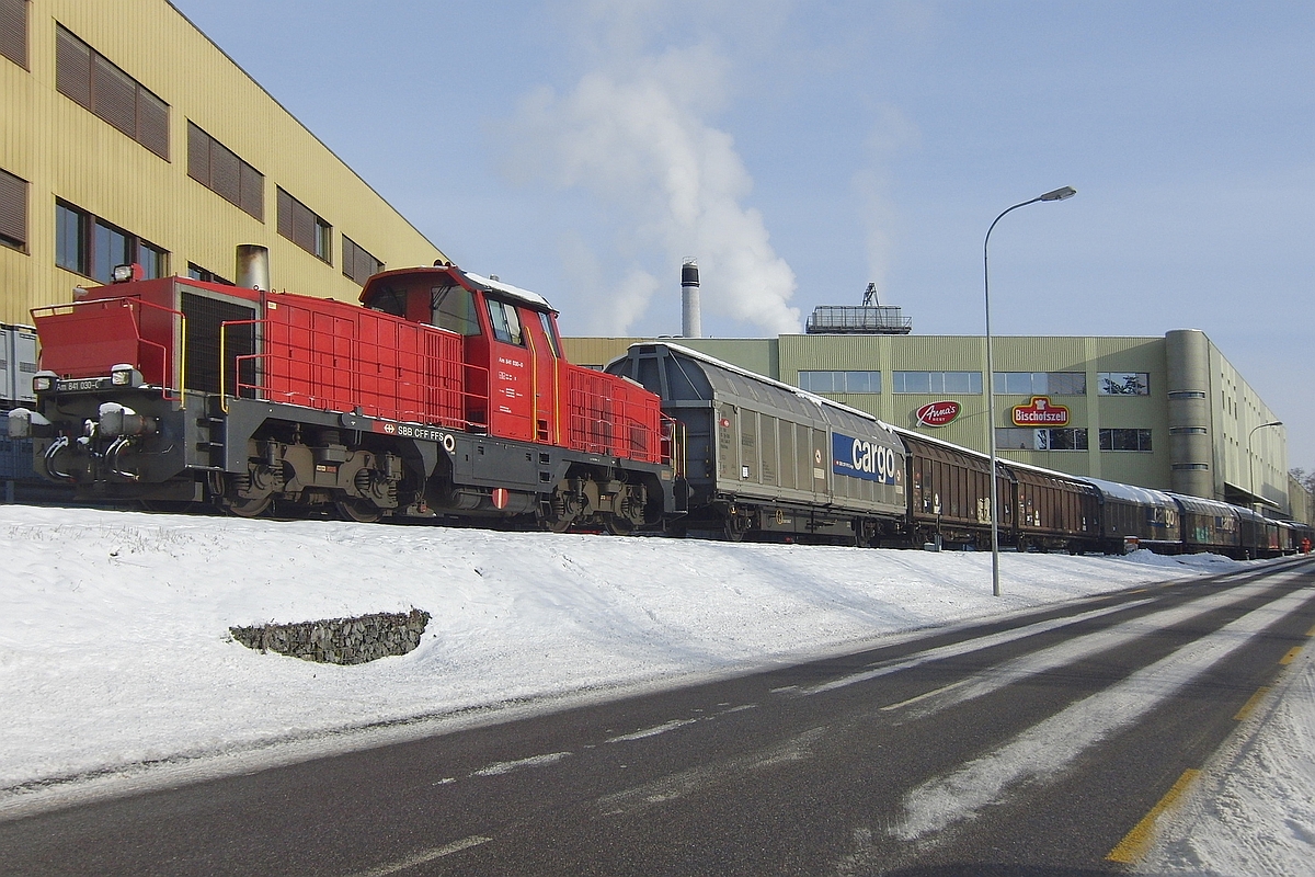 Am 841 030-0 rangiert Schiebewandwagen bei der Bischofszell Nahrungsmittel AG in Bischofszell am 27.12.2010.