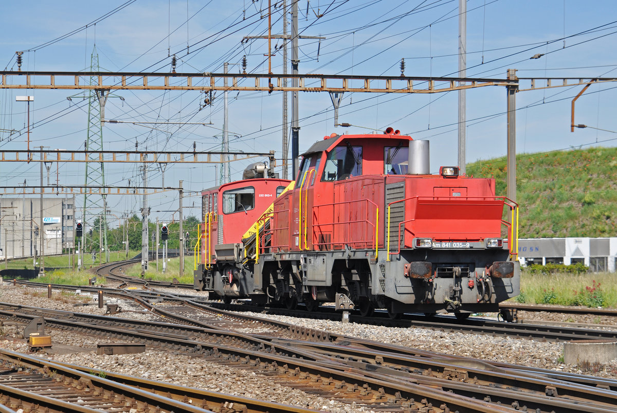 Am 841 035-9 zusammen mit dem Tm 232 003-4, durchfahren den Bahnhof Pratteln. Die Aufnahme stammt vom 22.05.2017. 