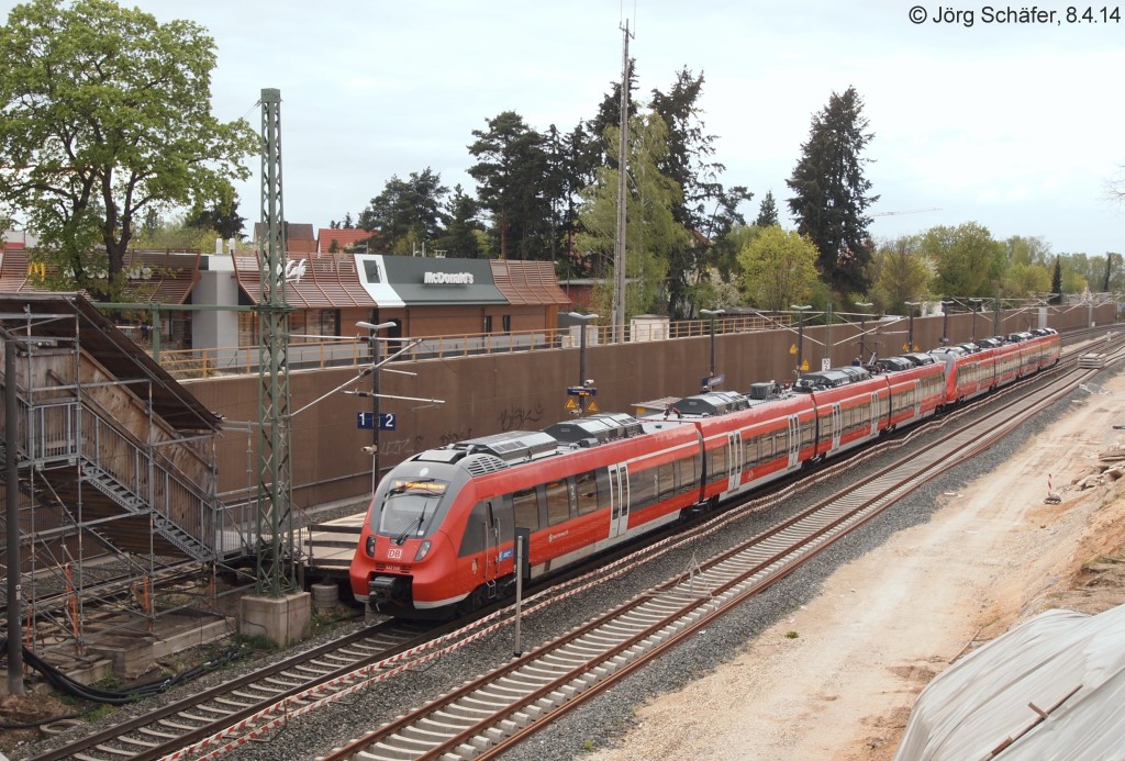 Am 8.4.14 war Fürth-Unterfarrnbach ein Dauerprovisorium, weil nicht feststand, wie es nördlich davon weiter geht. Die S-Bahn nach Bamberg hielt auf Gleis 2, das aufwändig gebaute neue Gleis daneben und die Fläche für das vierte Gleis wurden nicht genutzt.