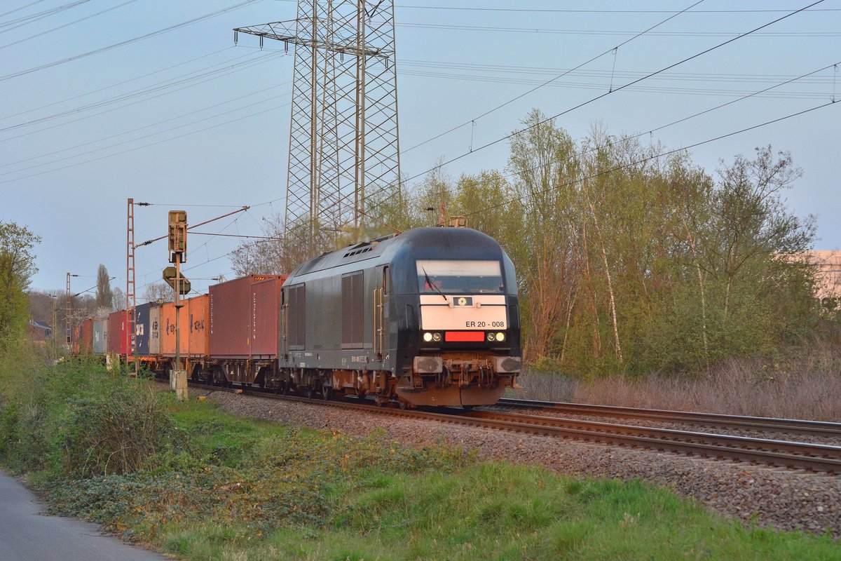 Am 8.4.20 konnte ich endlich die 223 008 mit ihrem Containerzug im letzten Tageslicht in Gelsenkirchen Bismarck einfangen.

Gelsenkirchen 08.04.2020