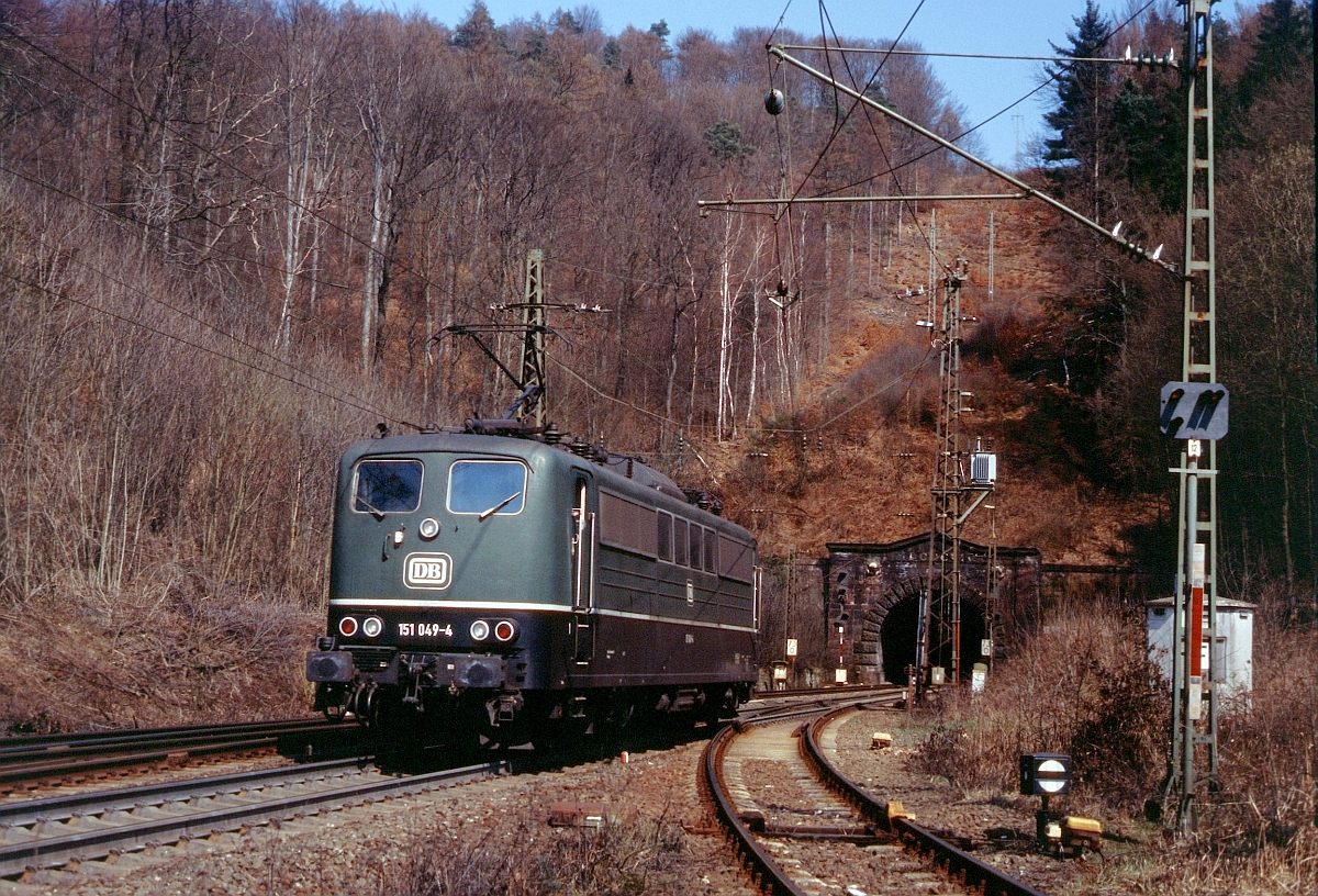 Am 8.4.2006 war  Museumslok in spe  (später wurde dann nichts draus) 151 049 eine auffällige Abwechslung im verkehrsroten Zug- und ICE-Einerlei.