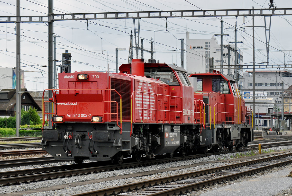 Am 843 002-7 und die Am 841 039-1, durchfahren den Bahnhof Pratteln. Die Aufnahme stammt vom 06.06.2017.