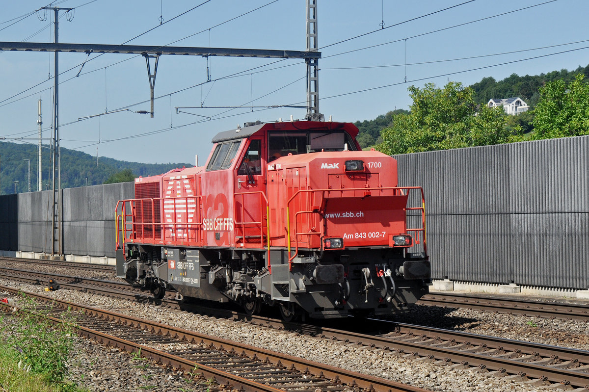 Am 843 002-7 durchfährt den Bahnhof Gelterkinden. Die Aufnahme stammt vom 15.08.2017.