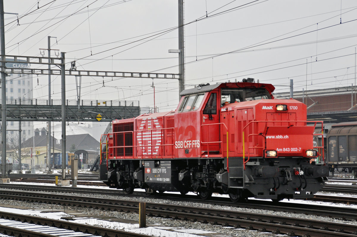 Am 843 002-7 durchfährt den Bahnhof Pratteln. Die Aufnahme stammt vom 09.01.2017.