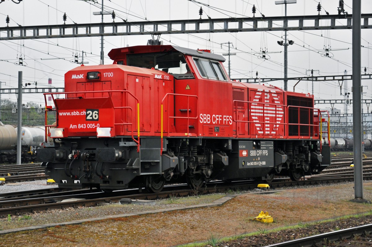 Am 843 005-0 beim Güterbahnhof in Muttent. Die Aufnahme stammt vom 04.04.2014.
