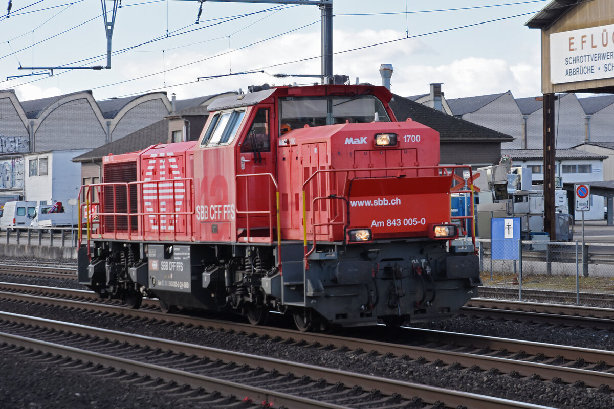 Am 843 005-0 durchfährt den Bahnhof Rothrist. Die Aufnahme stammt vom 07.02.2022.