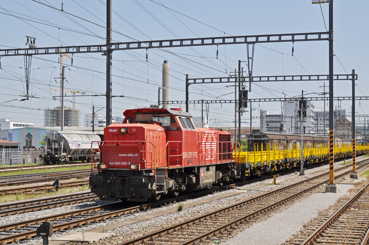 Am 843 006-8 durchfährt den Bahnhof Pratteln. Die Aufnahme stammt vom 24.06.2016.