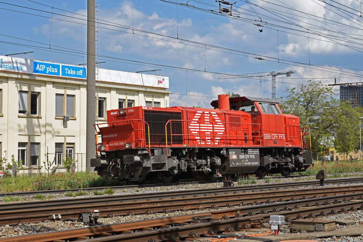 Am 843 008-4 durchfährt den Bahnhof Pratteln. Die Aufnahme stammt vom 27.04.2020.