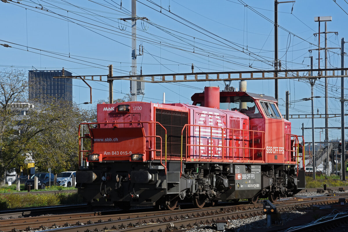 Am 843 015-9 durchfährt am 25.10.2022 solo den Bahnhof Pratteln.