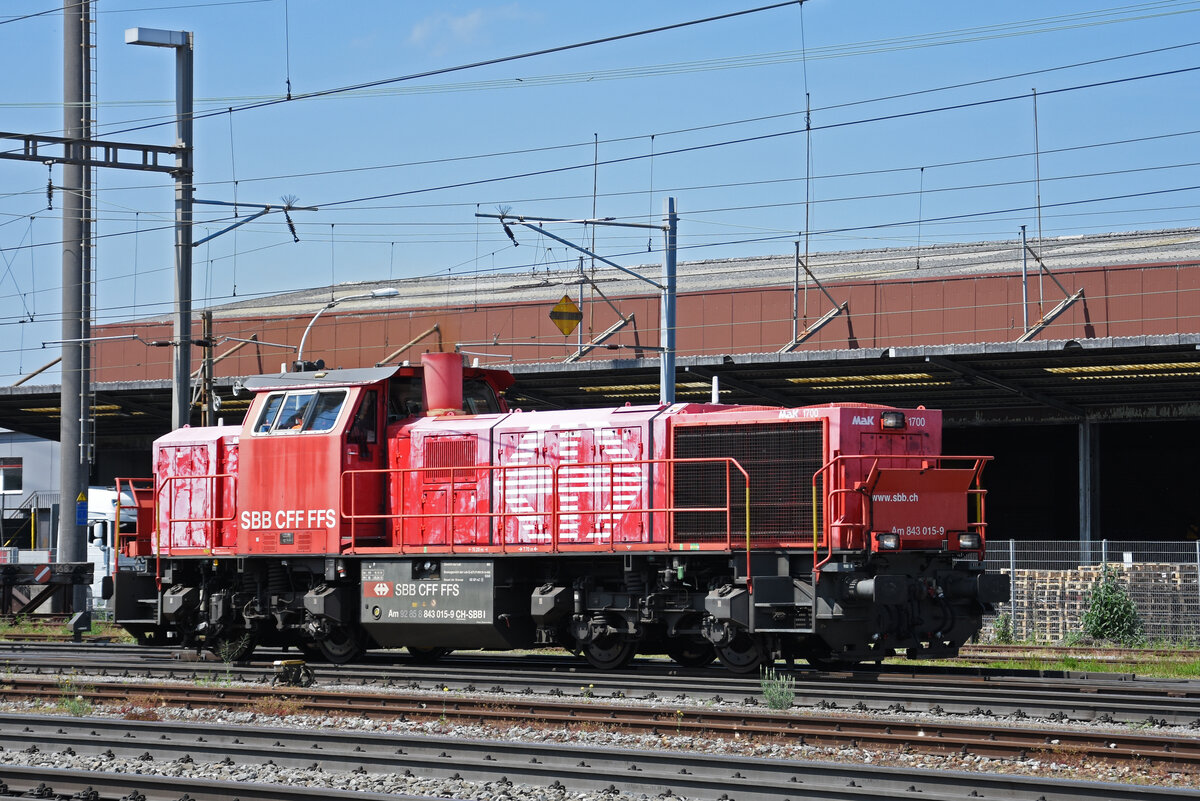 Am 843 015-9 durchfährt solo den Bahnhof Pratteln. Die Aufnahme stammt vom 11.05.2022.