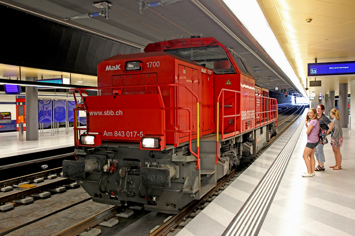 Am 843 017-5 im neuen Bf Löwenstrasse Zürich kurz bevor sie den SBB Lernzug rauszieht.Bild vom 14.6.2014