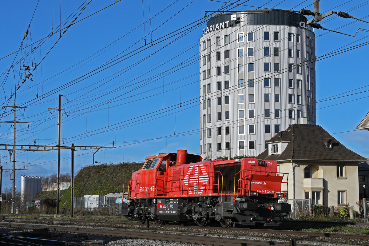 Am 843 020-9 durchfährt am 22.12.2022 solo den Bahnhof Pratteln.