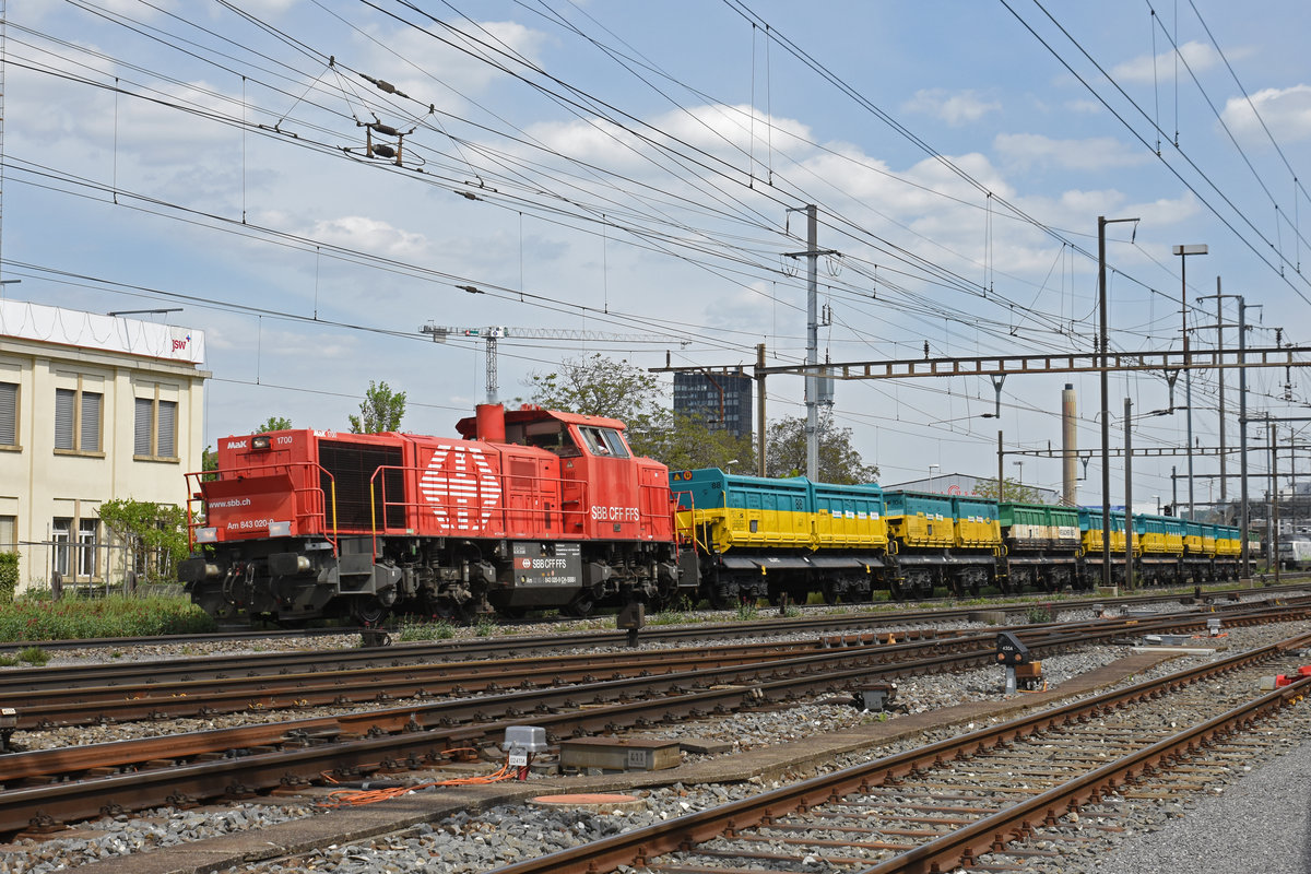 Am 843 020-9 durchfährt den Bahnhof Pratteln. Die Aufnahme stammt vom 24.04.2020.