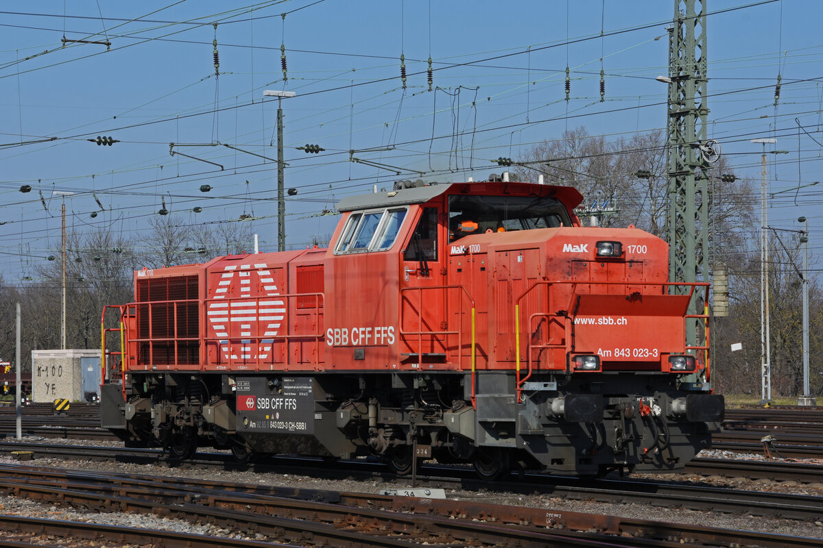 Am 843 023-3 durchfährt solo den badischen Bahnhof. Die Aufnahme stammt vom 08.03.2022.