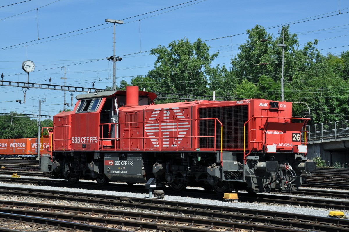 Am 843 025-8 beim Güterbahnhof in Muttenz. Die Aufnahme stammt vom 03.07.2014.