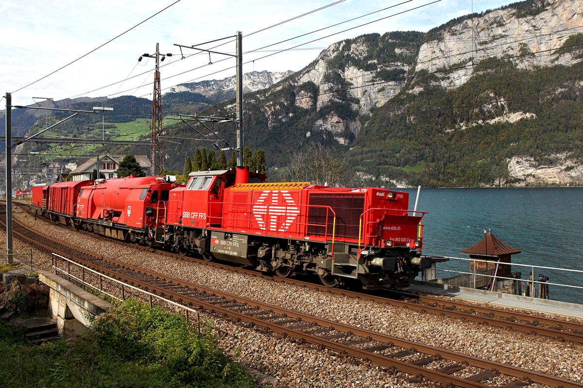 Am 843 028-2 fährt mit dem Lösch-und Rettungszug  Rapperswil,Jona SG  bei Mühlehorn am Walensee entlang.Bild vom 7.10.2014