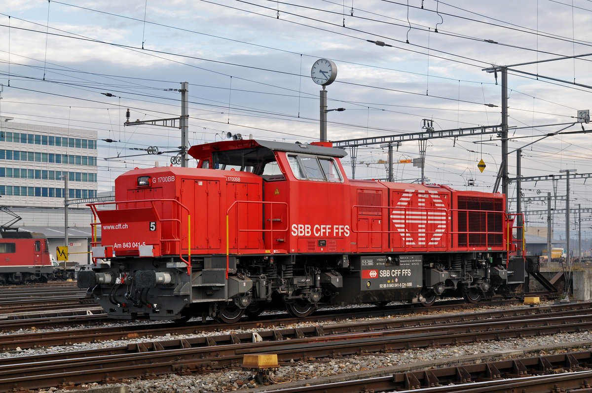 AM 843 041-5 steht auf einem Abstellgleis beim Lok Depot hinter dem Bahnhof SBB. Die Aufnahme stammt vom 13.12.2016.