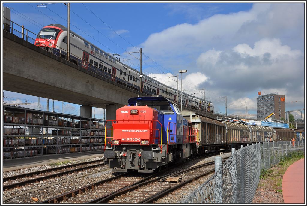 Am 843 050-6 bedient ab Zürich Hardbrücke eine ganze Menge Anschlussgeleise. (24.09.2015)