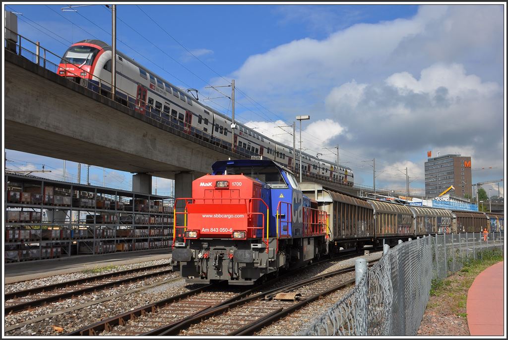 Am 843 050-6 bedient ab Zürich Hardbrücke eine ganze Menge Anschlussgeleise. (24.09.2015)