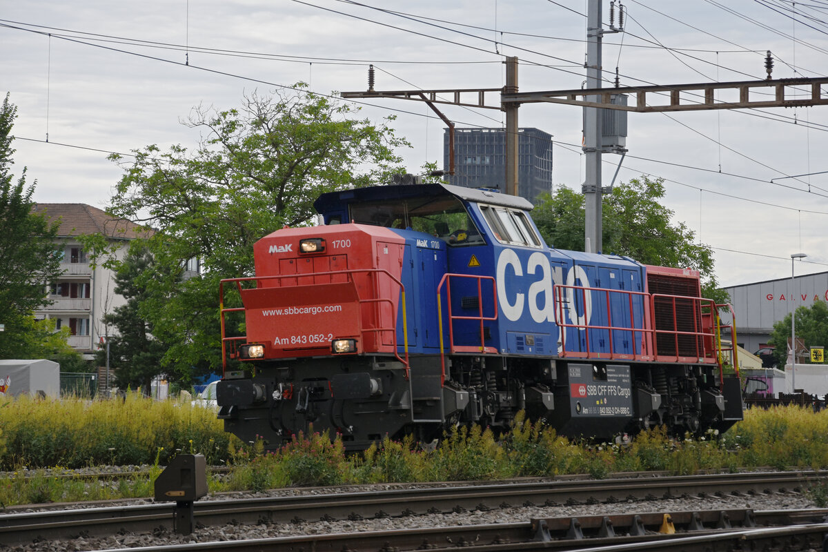 Am 843 052-2 durchfährt am 24.06.2022 solo den Bahnhof Pratteln.
