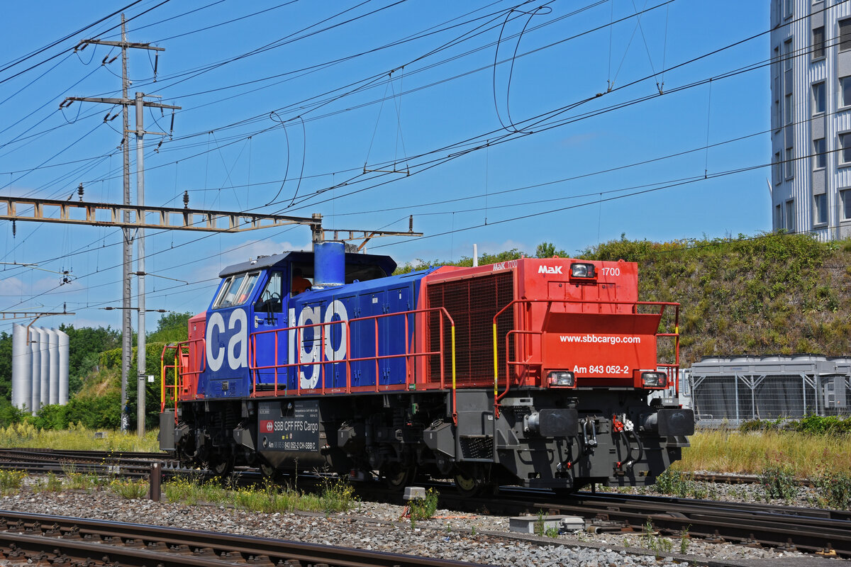 Am 843 052-2 rangiert beim Bahnhof Pratteln. Die Aufnahme stammt vom 13.06.2022.