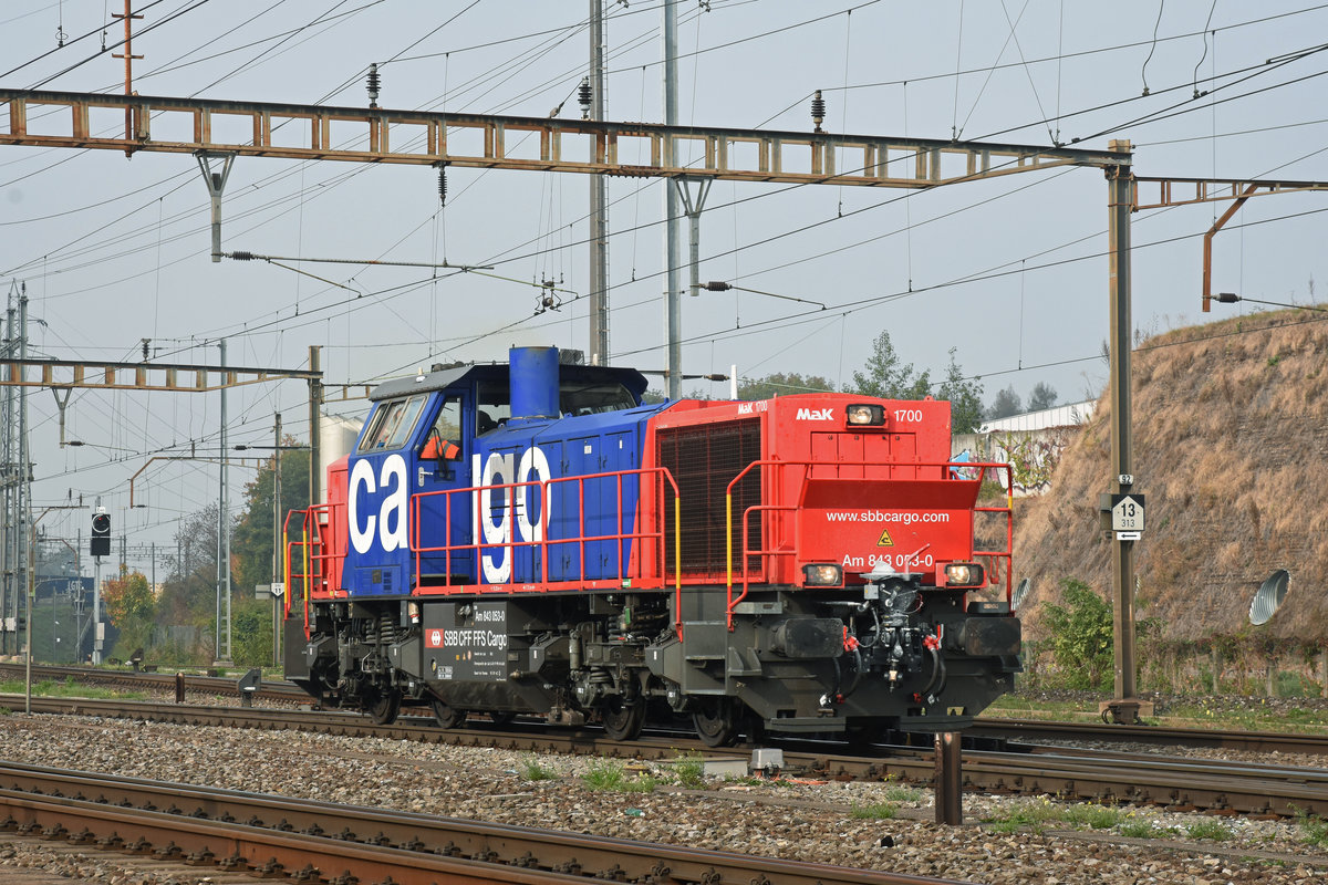 Am 843 053-0 durchfährt den Bahnhof Pratteln. Die Aufnahme stammt vom 20.10.2018.