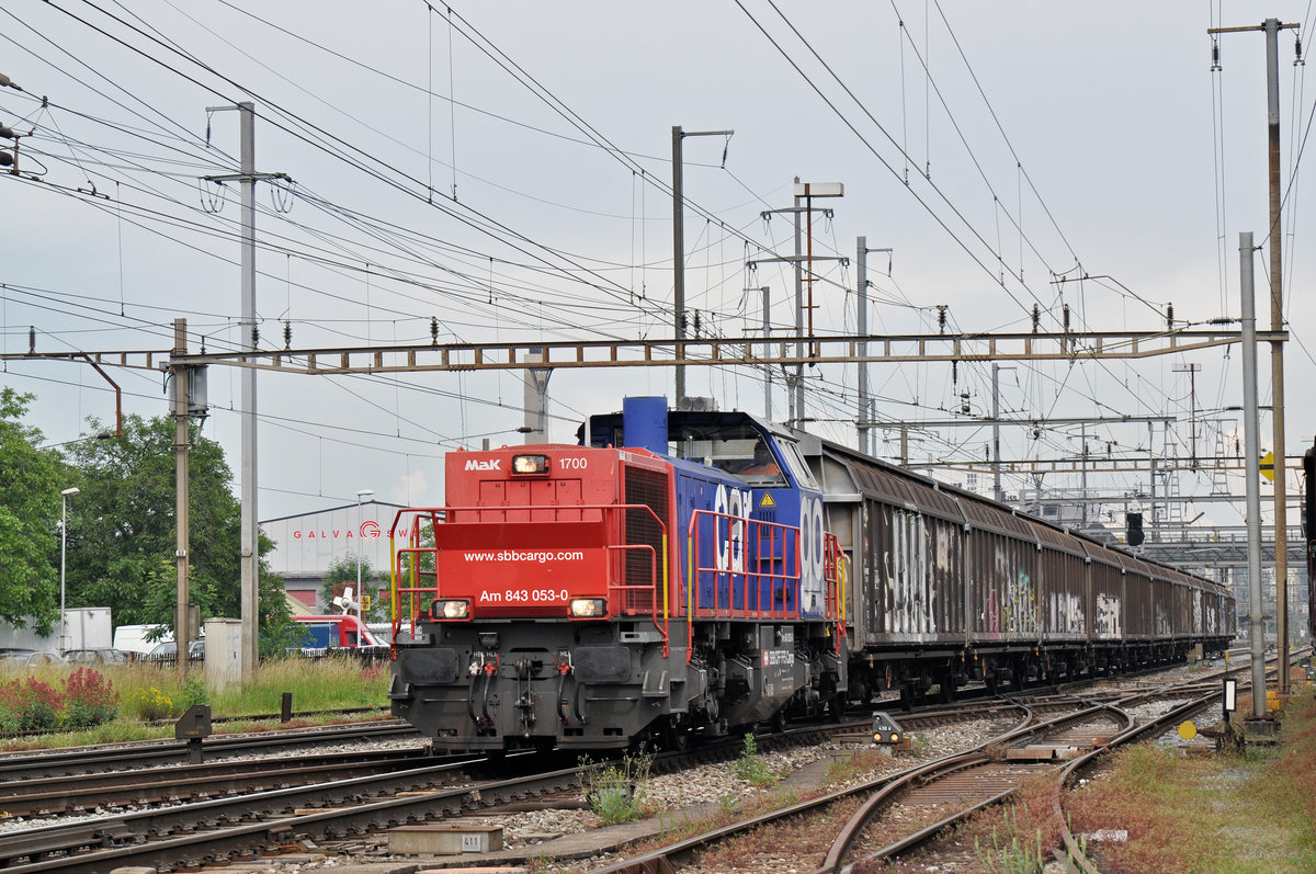 Am 843 053-0 durchfährt den Bahnhof Pratteln. Die Aufnahme stammt vom 07.06.2016.