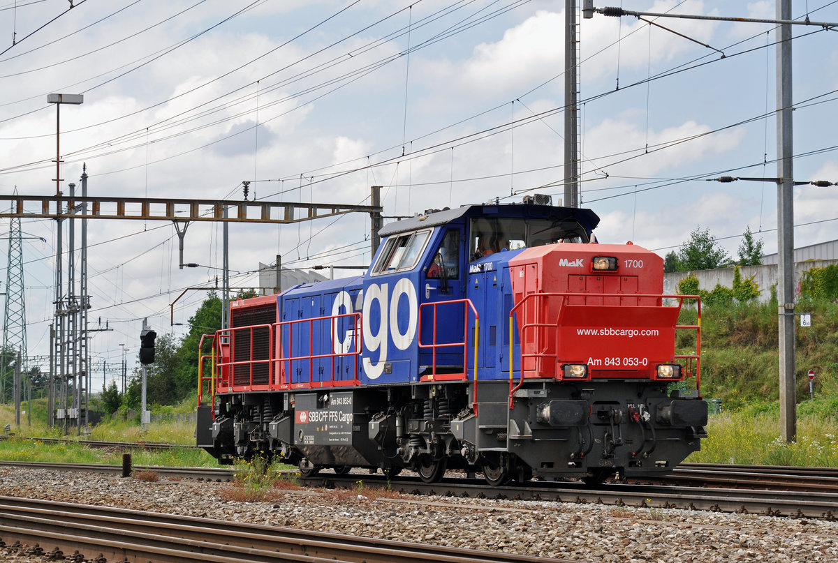 Am 843 053-0 durchfährt den Bahnhof Pratteln. Die Aufnahme stammt vom 28.06.2016.