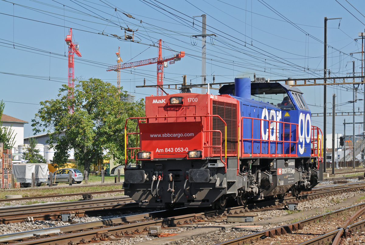Am 843 053-0 durchfährt den Bahnhof Pratteln. Das abzweigende Gleis führt auf eine Strasse und in ein Industriegebiet, von wo aus auch diese Aufnahme am 08.09.2016 entstand.