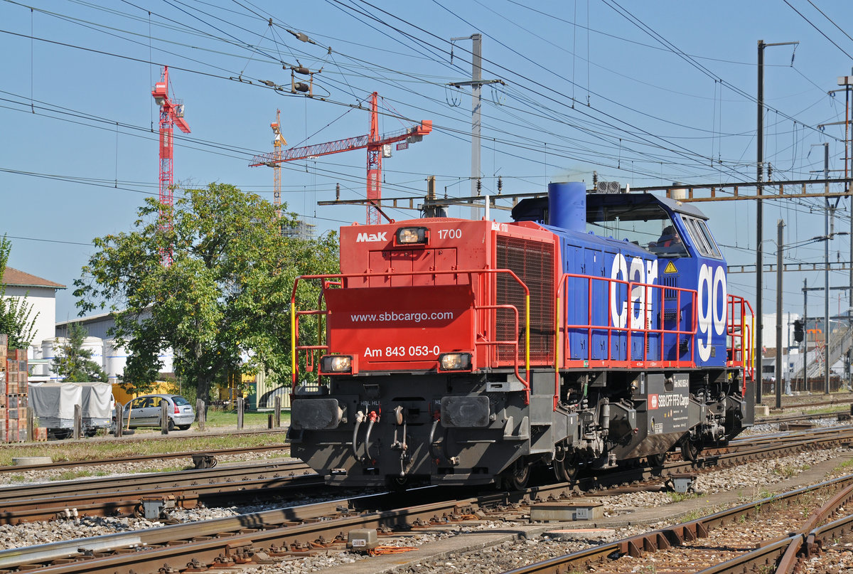 Am 843 053-0 durchfährt den Bahnhof Pratteln. Das abzweigende Gleis führt auf eine Strasse und in ein Industriegebiet, von wo aus auch diese Aufnahme am 08.09.2016 entstand.