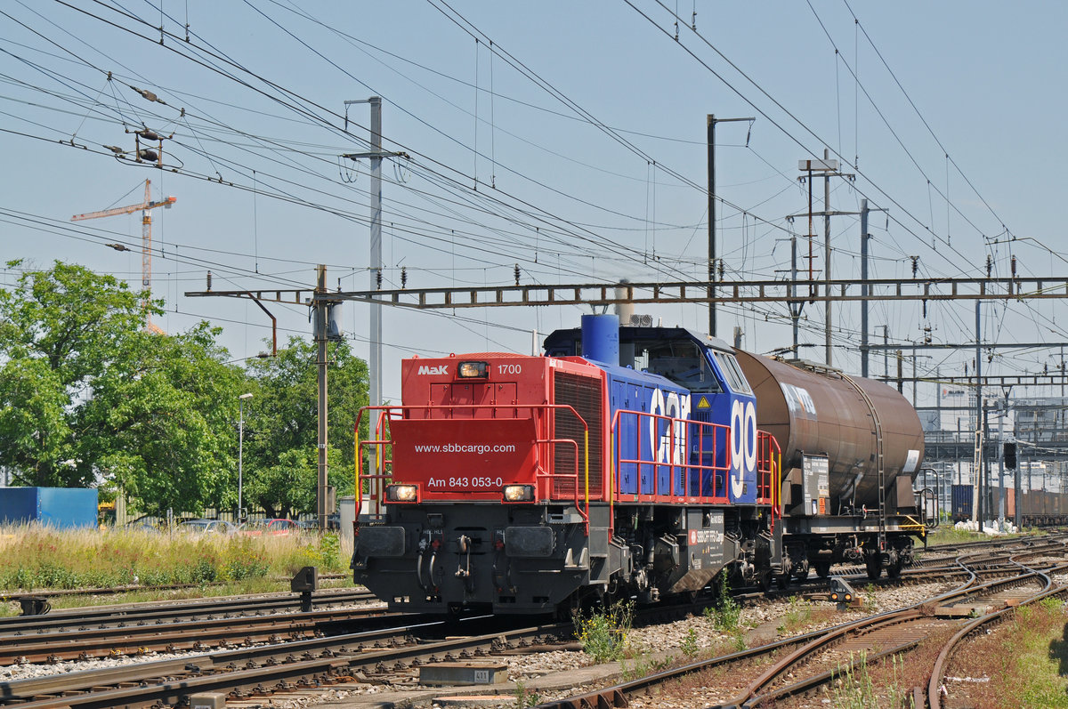 Am 843 053-0 rangiert beim Bahnhof Pratteln. Das abzweigende Gleis führt auf eine Strasse und in ein Industriegebiet, von wo aus auch diese Aufnahme am 24.06.2016 entstand.
