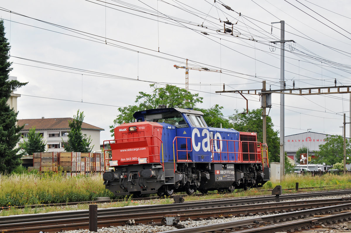 Am 843 055-4 durchfährt den Bahnhof Pratteln. Die Aufnahme stammt vom 28.06.2016.
