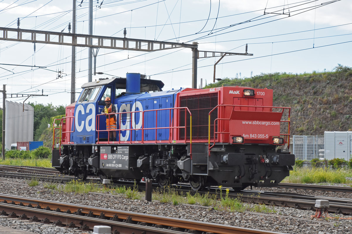 Am 843 055-5 durchfährt den Bahnhof Pratteln. Die Aufnahme stammt vom 25.05.2020.