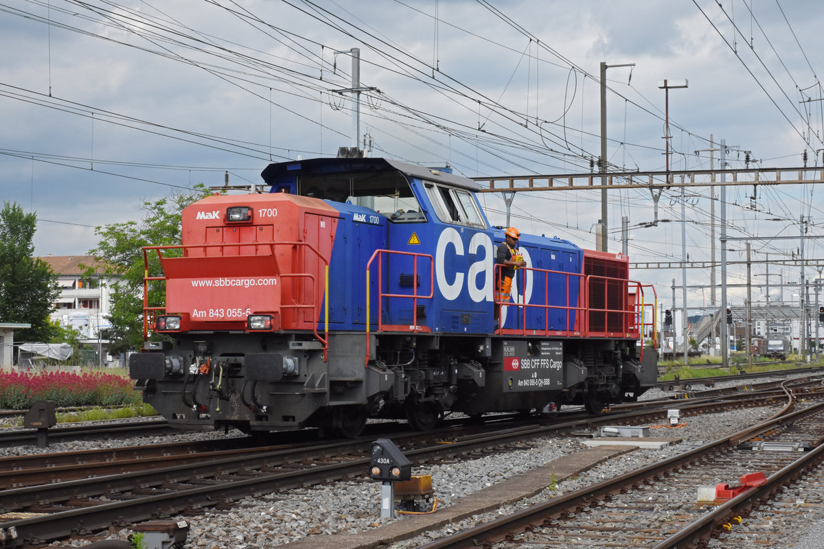 Am 843 055-5 durchfährt den Bahnhof Pratteln. Die Aufnahme stammt vom 25.05.2020.
