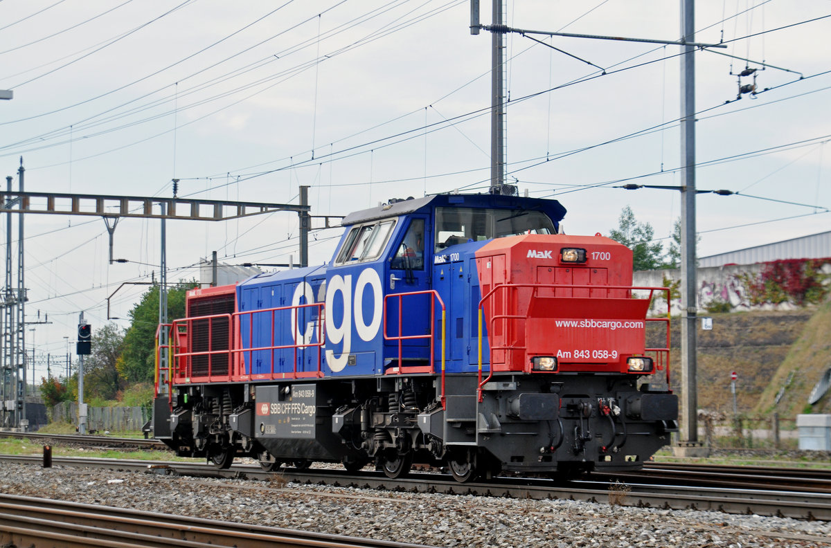 Am 843 058-9 durchfährt den Bahnhof Pratteln. Die Aufnahme stammt vom 28.09.2017.