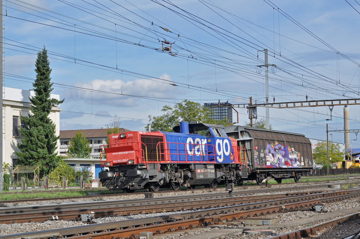 Am 843 058-9 durchfährt den Bahnhof Pratteln. Die Aufnahme stammt vom 10.10.2017.