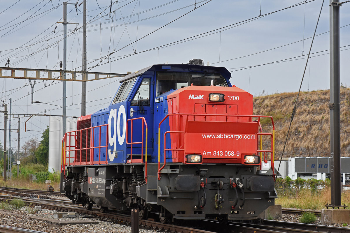 Am 843 058-9 rangiert beim Bahnhof Pratteln. Die Aufnahme stammt vom 29.08.2018.