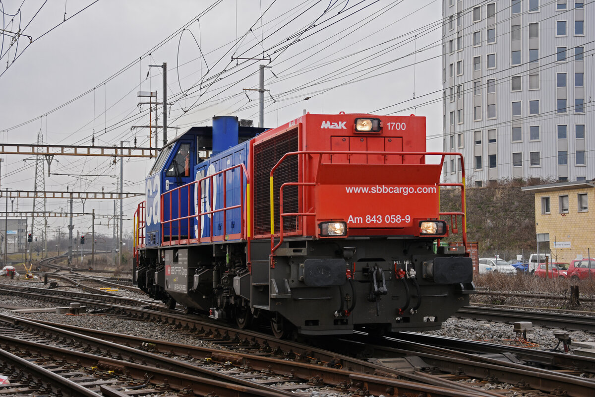Am 843 058-9 rangiert beim Bahnhof Pratteln. Die Aufnahme stammt vom 02.03.2022.