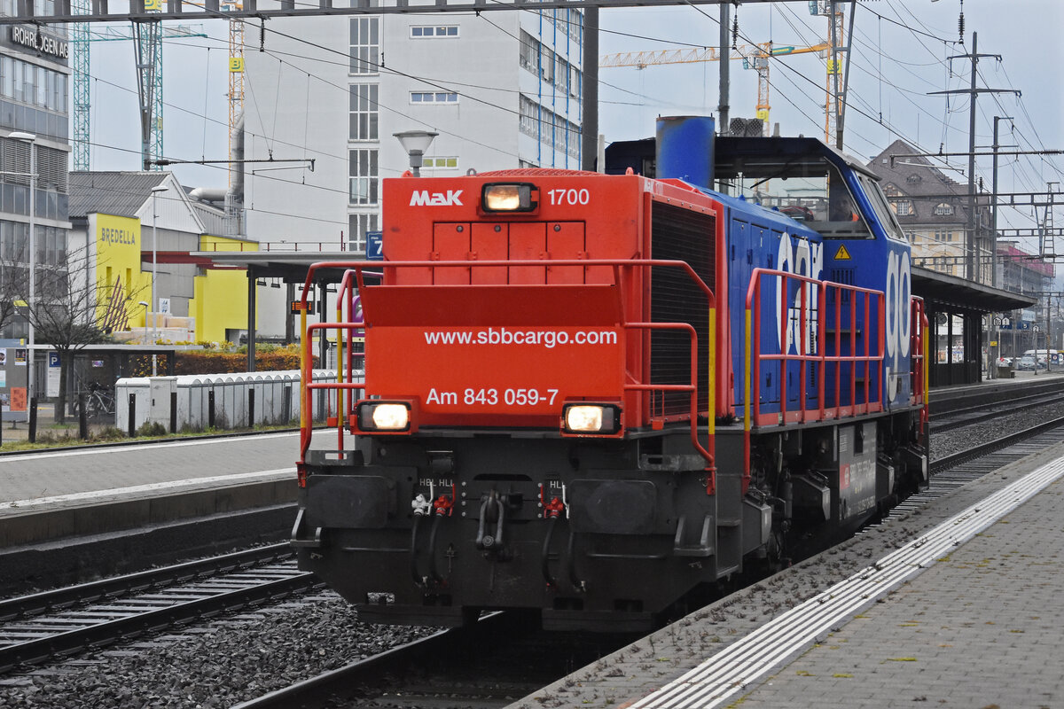 Am 843 059-7 durchfährt am 09.12.2024 solo den Bahnhof Pratteln.