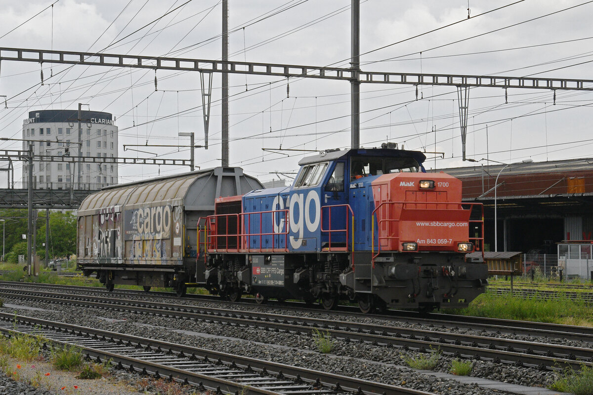 Am 843 059-7 durchfährt am 21.05.2025 den Bahnhof Pratteln.