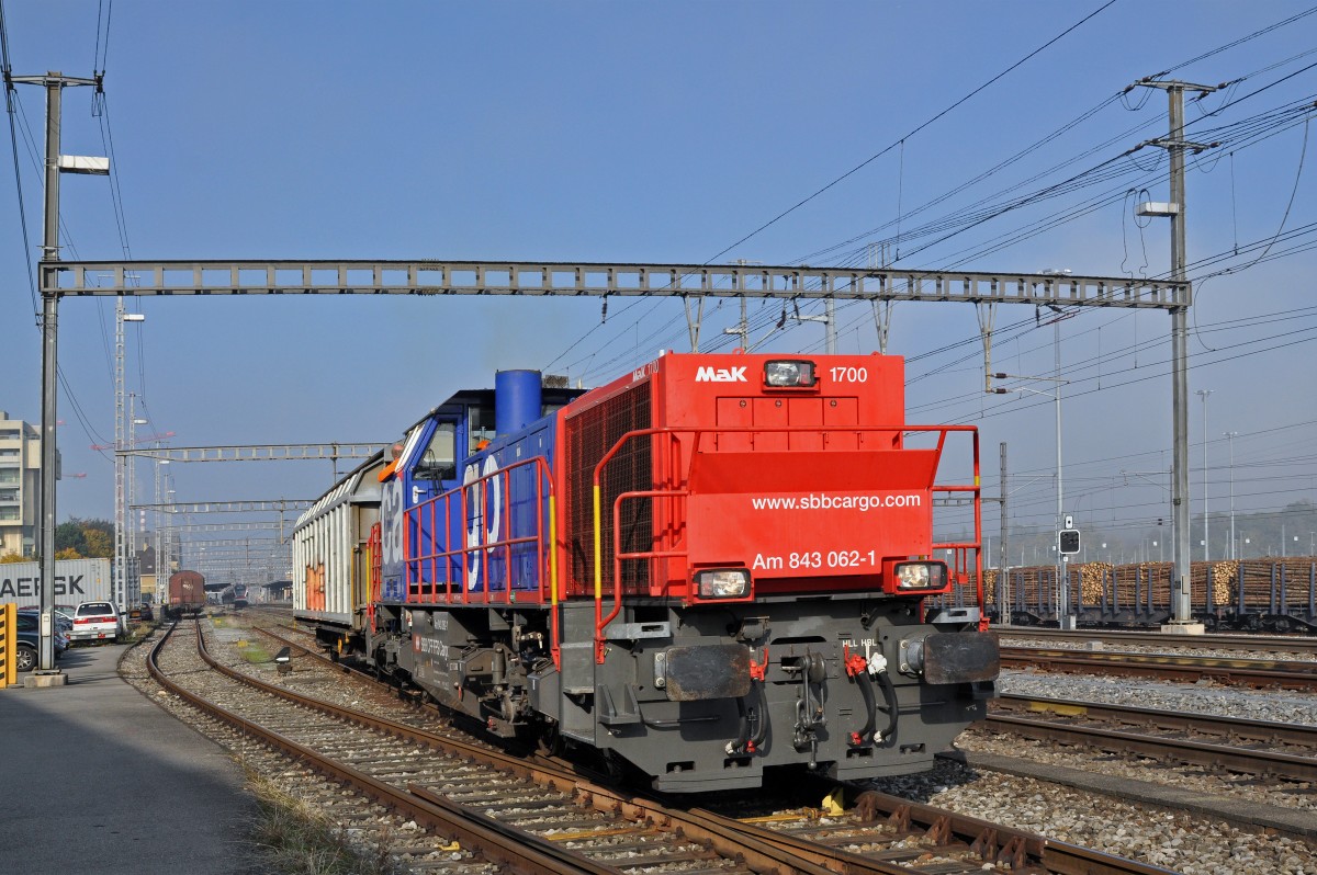 Am 843 062-1 rangiert beim Bahnhof Muttenz. Die Aufnahme stammt vom 20.10.2015.